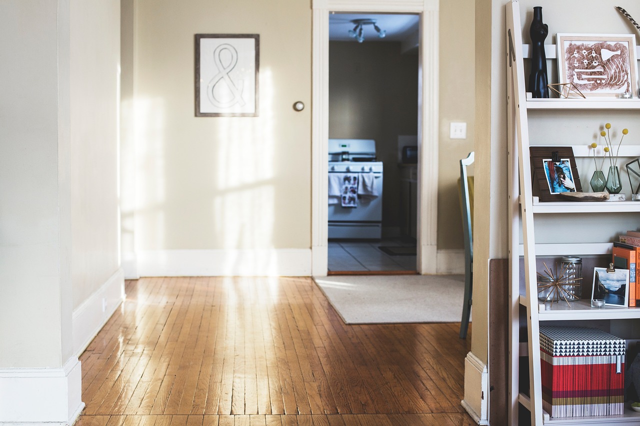 Białe solidne drzwi wewnętrzne: Jak wybrać najlepszą opcję?
