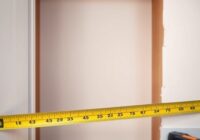 Jak dokładnie zmierzyć wnękę pod szafę, uwzględniając nierówności i przestrzeń na otwieranie drzwi Jak dokładnie zmierzyć wnękę pod szafę, uwzględniając nierówności i przestrzeń na otwieranie drzwi